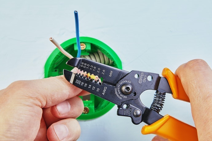 Kìm Thủ Công - Nhỏ Gọn, Phù Hợp Để Tuốt Dây Vỏ Mỏng
