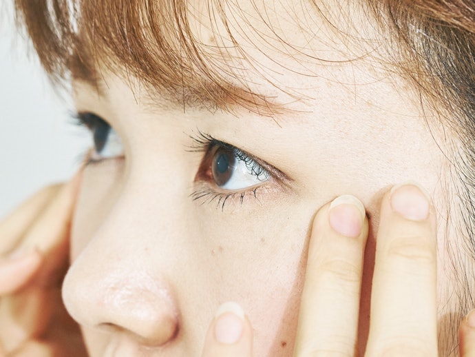 Bí Quyết Là Chấm Kem Lên Các Điểm Trên Mặt và Tán Đều